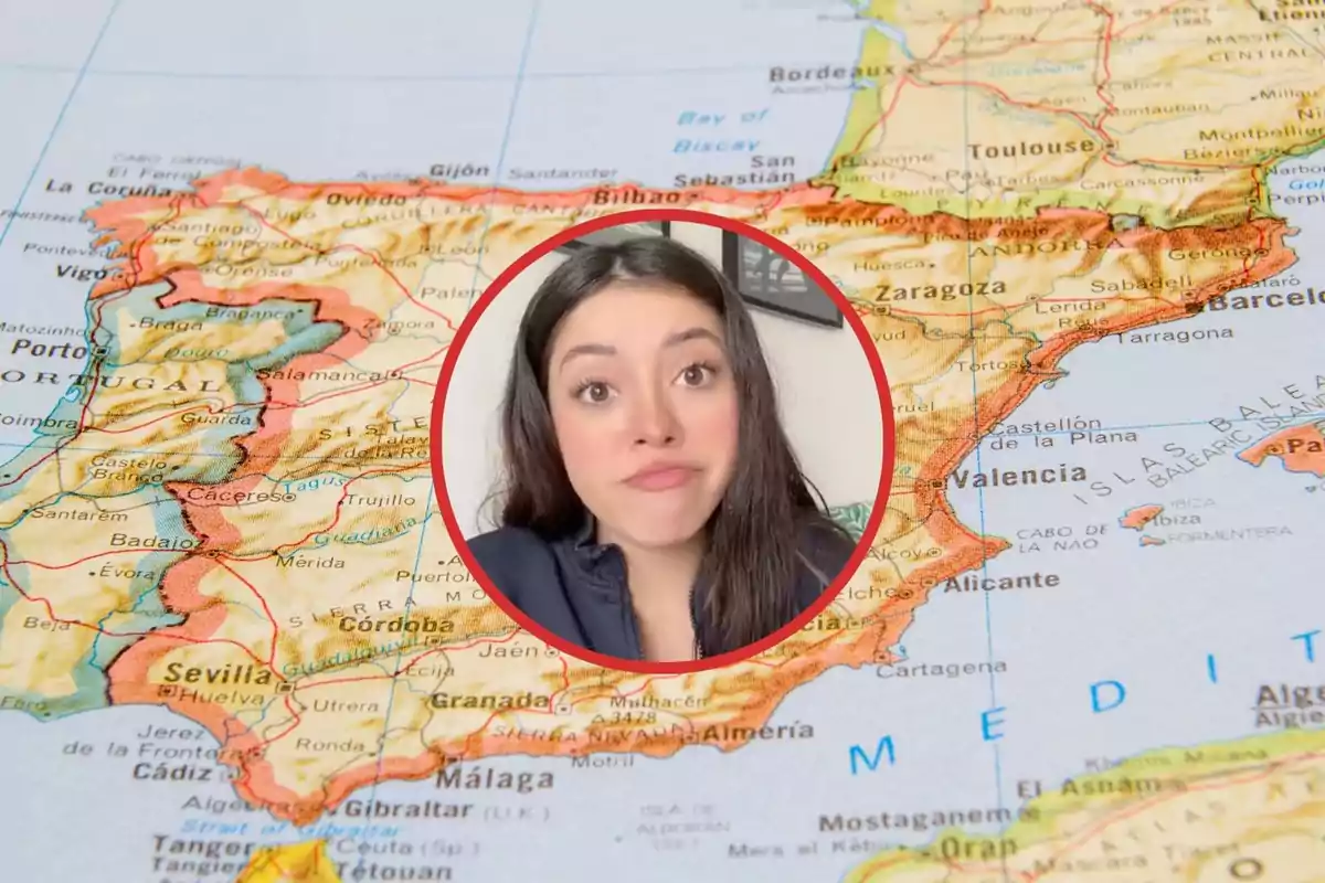 Una dona amb expressió divertida dins un cercle vermell sobre un mapa de la península ibèrica.