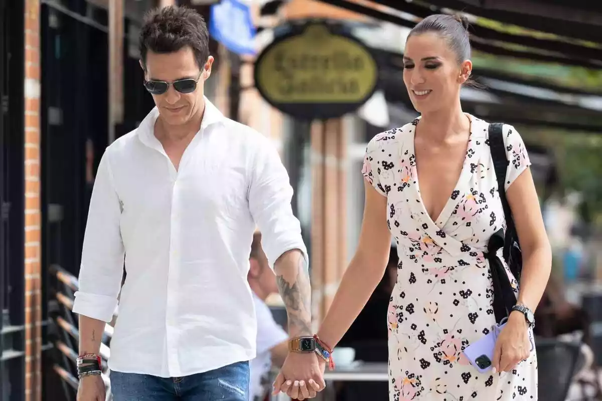 Christian Gálvez y Patricia Pardo pasenado por Madrid, sonrientes, cogidos de la mano Christian Gálvez y Patricia Pardo pasenado por Madrid, sonrientes, cogidos de la mano