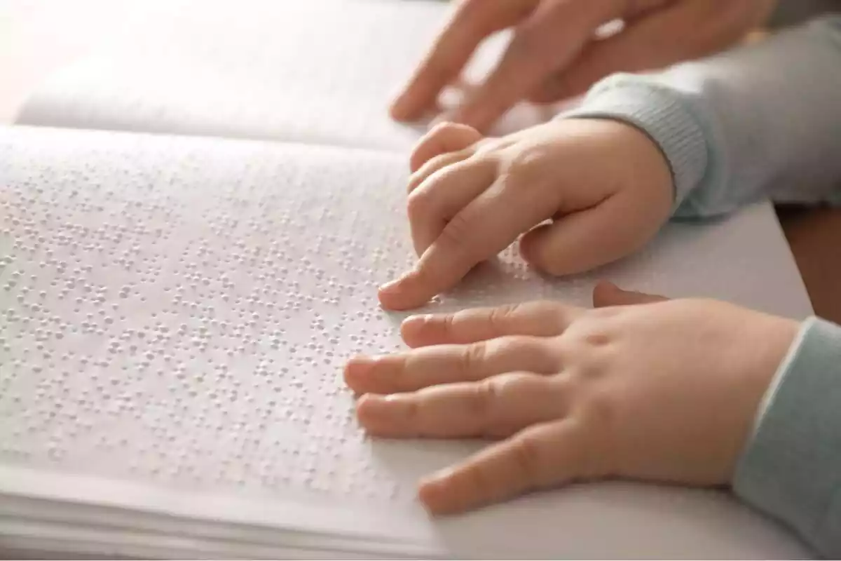 Persona cega llegint a Braille
