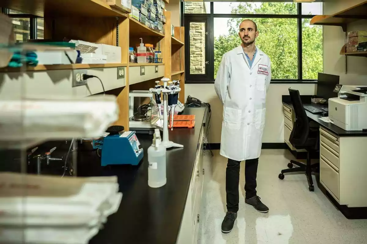 El científic català Israel Cañadas en un laboratori