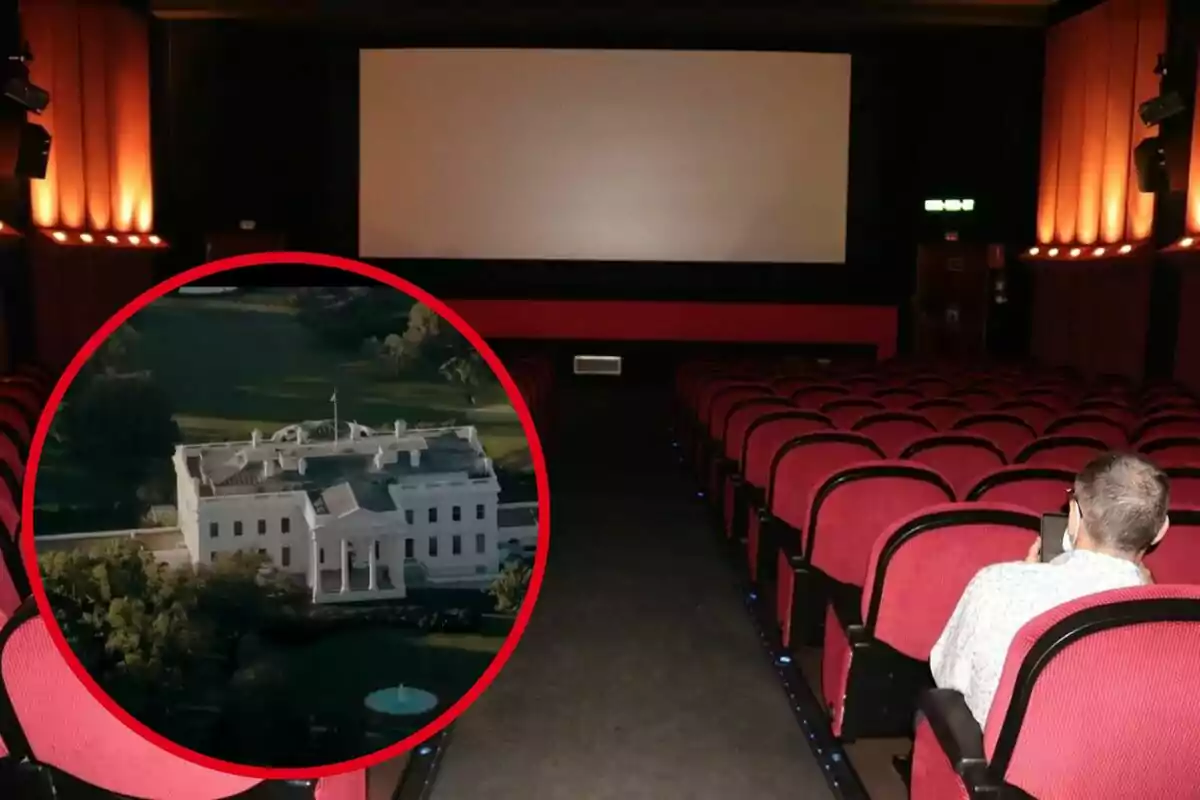 Una sala de cinema buida amb una persona asseguda al fons i una imatge de la Casa Blanca en un cercle vermell superposada a la cantonada inferior esquerra.