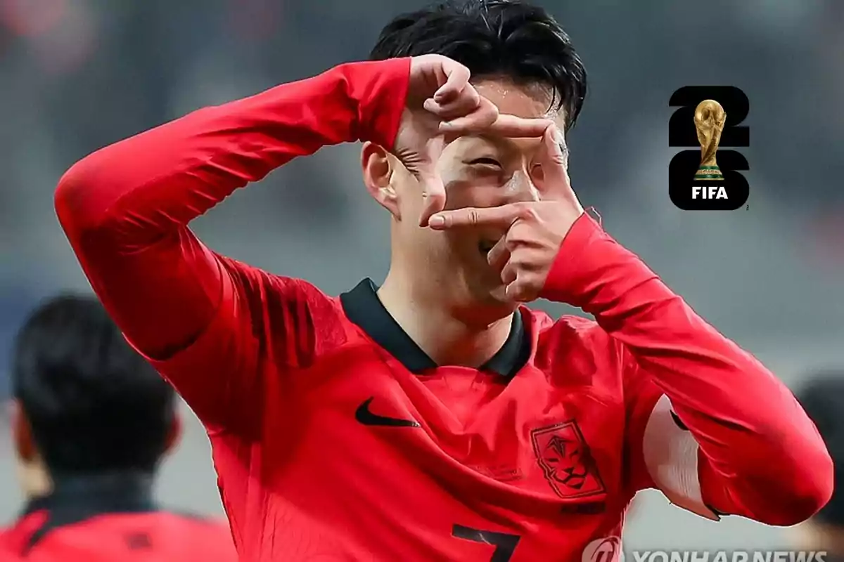 Són celebrant un gol amb la selecció de Corea del Sud en un partit contra la Xina