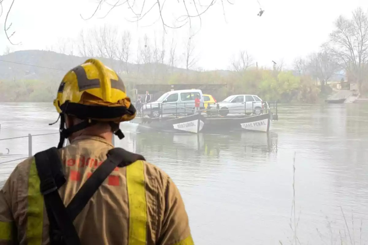 Bombero observa el Pas de la Barca