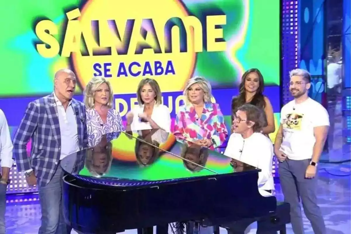 Kiko Matamoros, Lydia Lozano, María Patiño, Terelu Campos, Carmen Alcayde i Miguel Frigenti cantant al piano a Sálvame amb Alejandro Abad Kiko Matamoros, Lydia Lozano, María Patiño, Terelu Campos, Carmen Alcayde i Miguel Frigenti cantant al piano a Sálvame amb Alejandro Abad