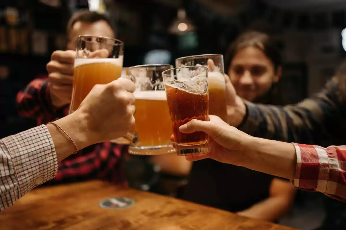 Comensales de un bar tomando una cerveza