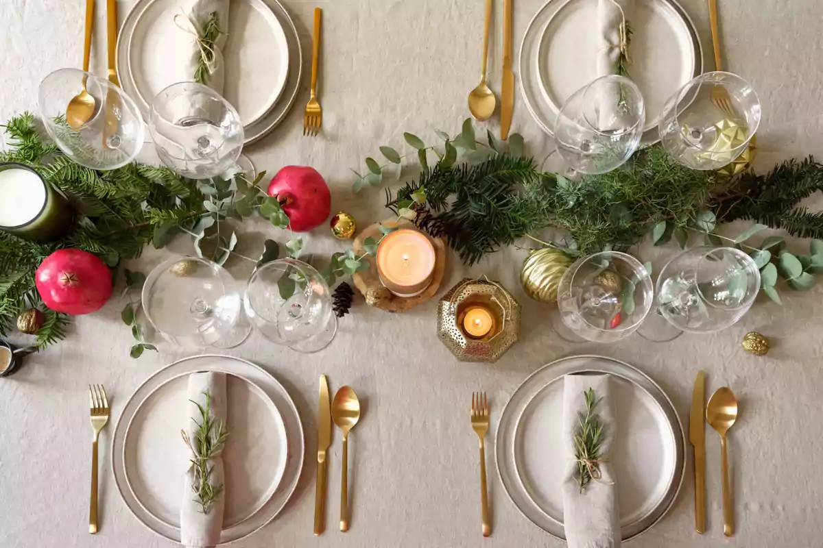 Una mesa elegantemente decorada para una comida de Navidad