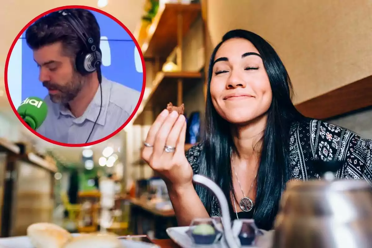 Una mujer sonríe mientras disfruta de un bocado en un café, con una imagen insertada de un hombre usando auriculares y hablando frente a un micrófono.