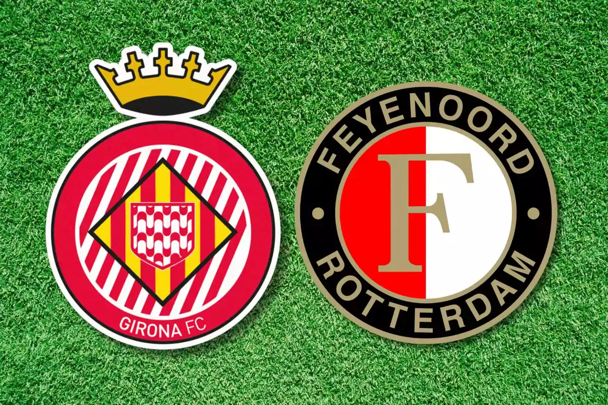 Escudos de los equipos de fútbol Girona FC y Feyenoord Rotterdam sobre un fondo de césped.