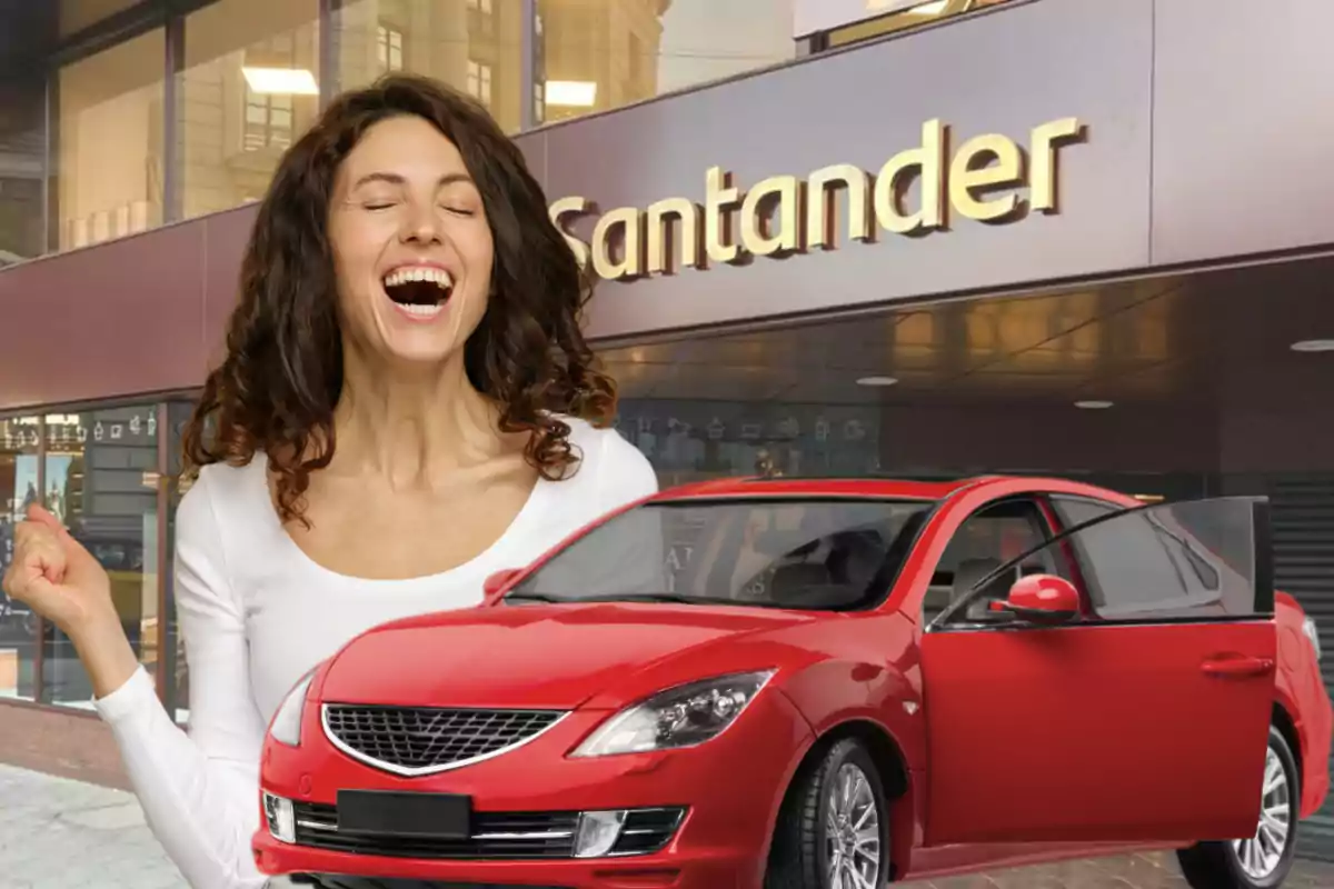 Mujer sonriente celebrando frente a una sucursal de Santander con un auto rojo nuevo