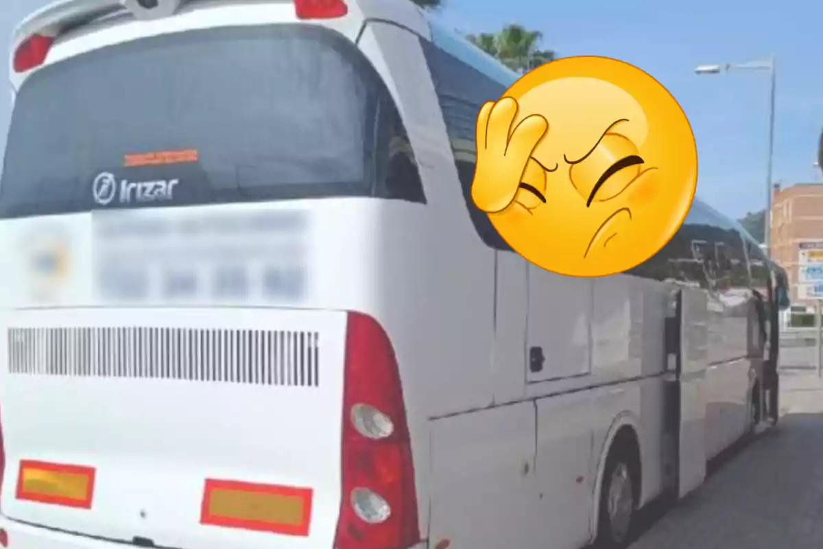 Autobús blanco estacionado con un emoji de confusión cubriendo parte de la imagen