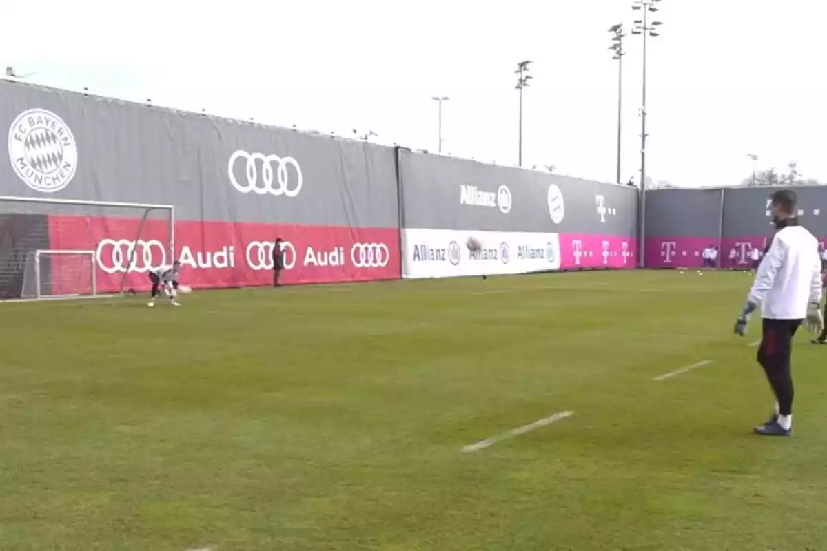 Entrenament del Bayern de Munic en un camp de futbol