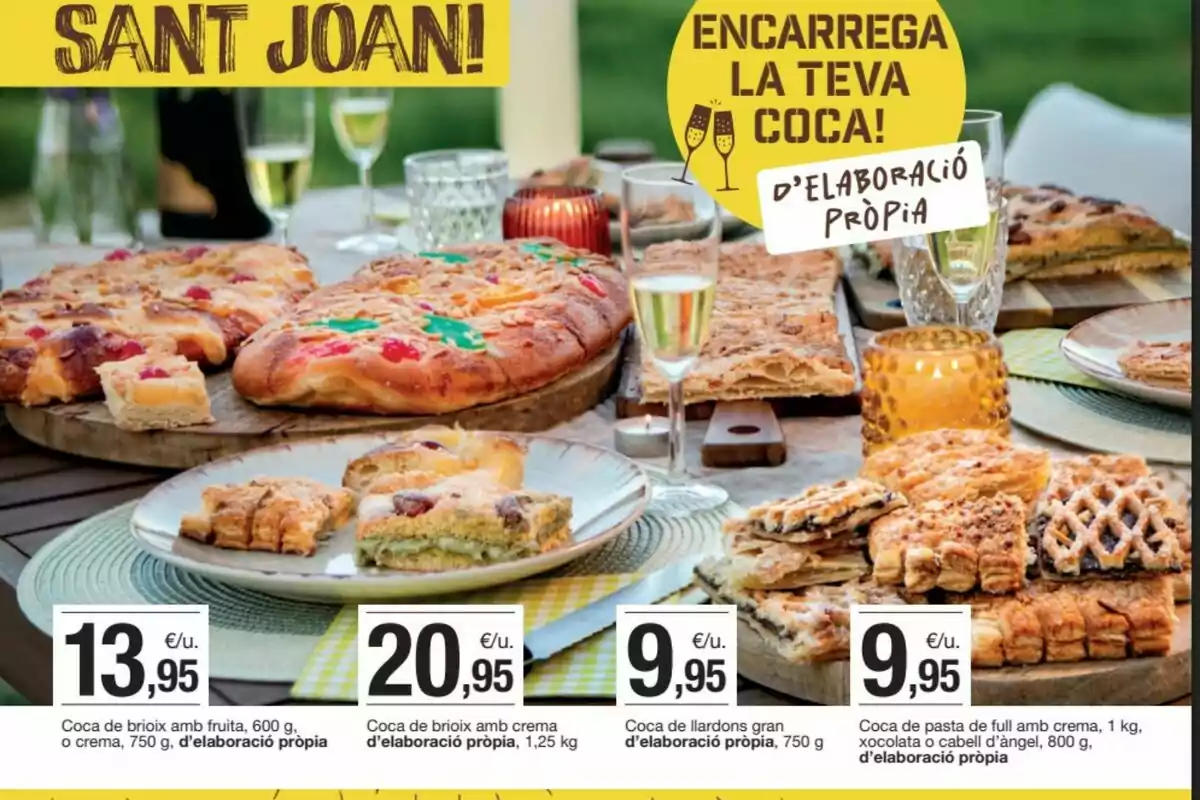 Taula decorada a l’aire lliure amb diferents coques tradicionals de Sant Joan, copes de cava i espelmes, acompanyades de cartells promocionals i preus dels productes. Taula decorada a l’aire lliure amb diferents coques tradicionals de Sant Joan, copes de cava i espelmes, acompanyades de cartells promocionals i preus dels productes.