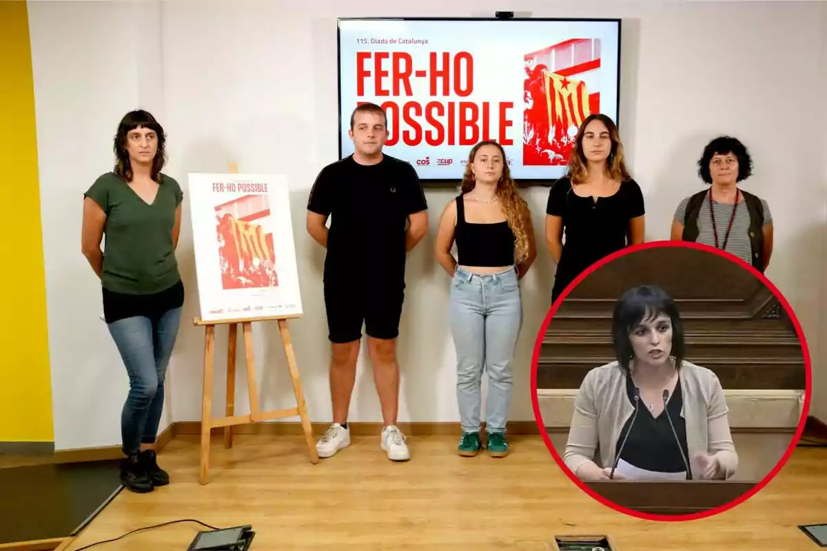 Cinc persones posen al costat d'un cartell que diu "FER-HO POSIBLE" mentre una pantalla al fons mostra el mateix missatge, amb una imatge circular inserida d'una dona parlant en un podi.