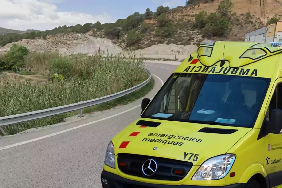 Una ambulancia del SEM en la carretera B-224, en un fotomontaje