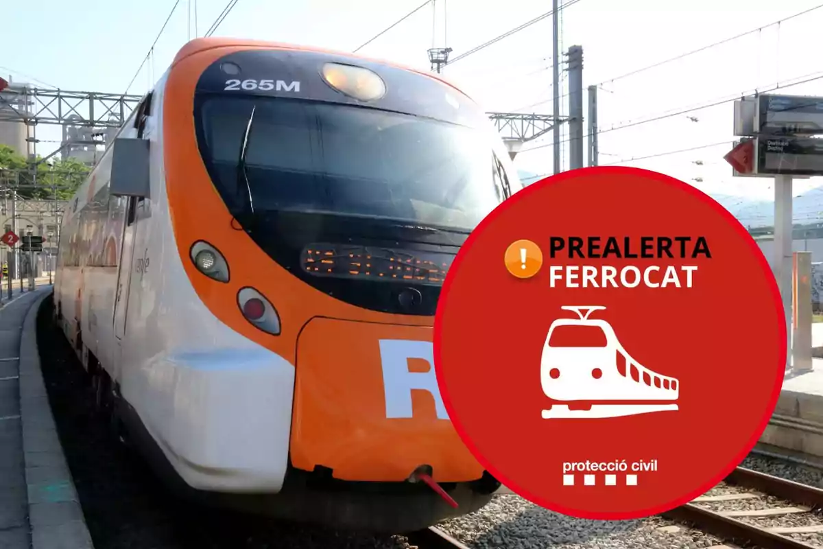 Imatge d´un tren amb un avís de prealerta FERROCAT de protecció civil.