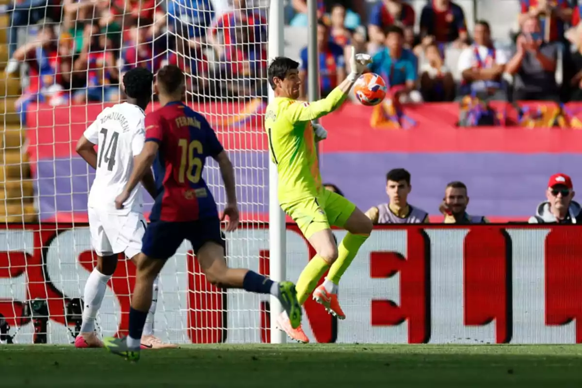 Courtois en una acció del Clàssic Courtois en una acció del Clàssic