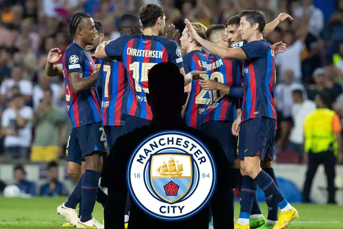Muntatge amb l'equip del FC Barcelona celebrant un gol i una ombra negra al centre amb l'escut del Manchester City