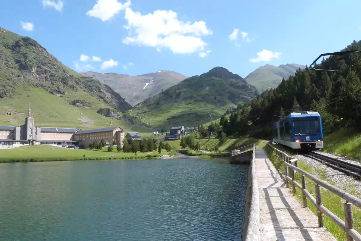 Un tren a la cremallera de Núria Un tren a la cremallera de Núria