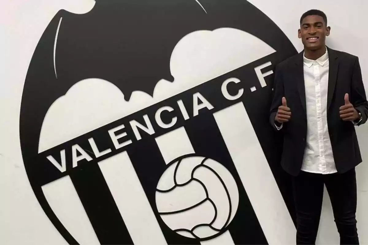 Cristhian Mosquera, posant amb l'escut del València CF