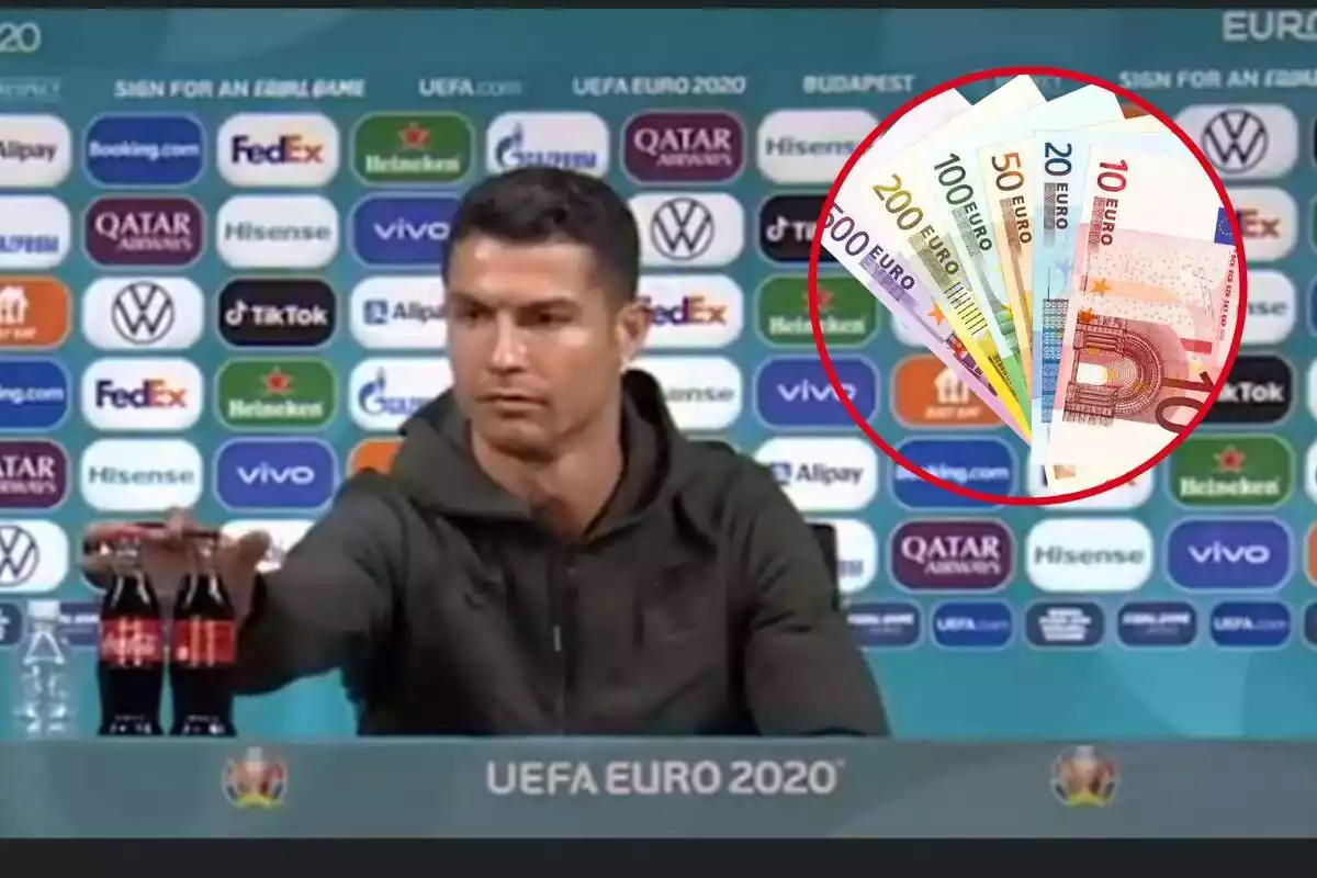 Cristiano Ronaldo en roda de premsa. A la cantonada superior dreta, bitllets de diverses quantitats d'euros