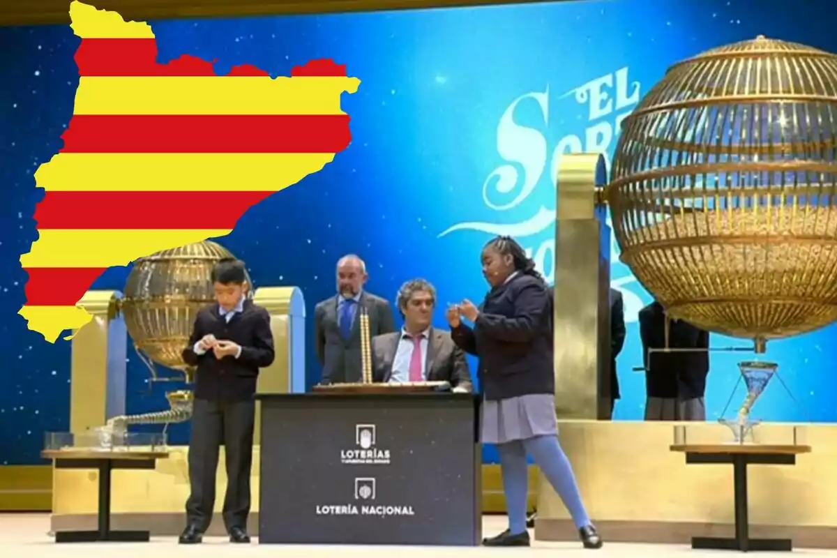 Personas participando en un sorteo de lotería con un gran bombo dorado y un mapa de Cataluña con la bandera catalana en el fondo.