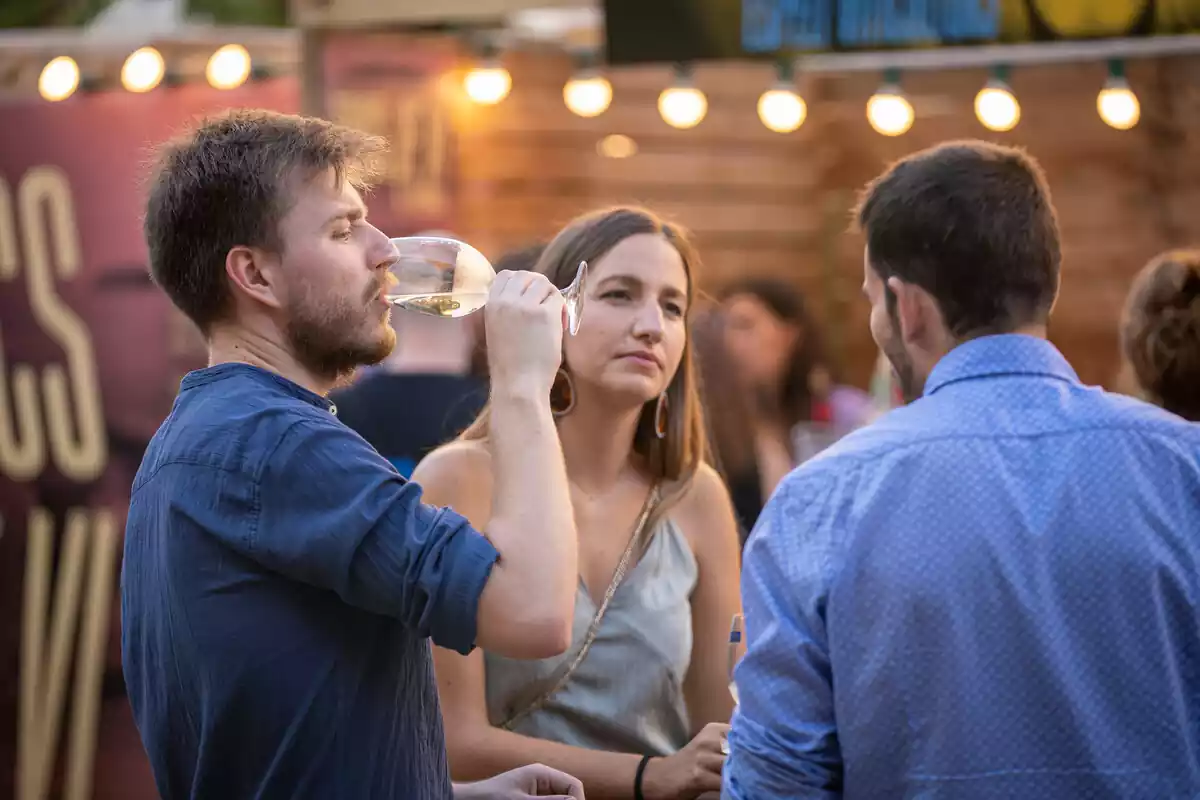 Persones bevent vi en una fira de Girona