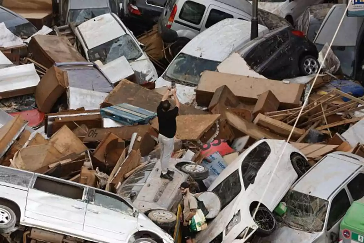 Coches amontonados tras el impacto de la DANA