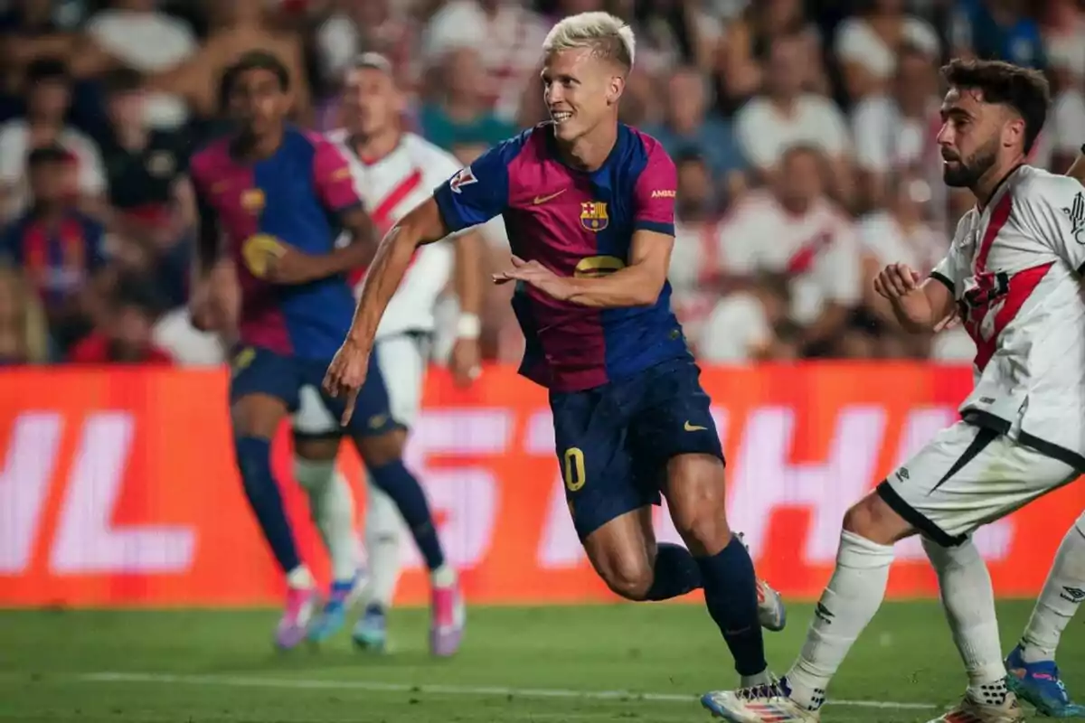 Jugadors de futbol en acció durant un partit, un amb l'uniforme del FC Barcelona i un altre amb l'uniforme de l'equip contrari.