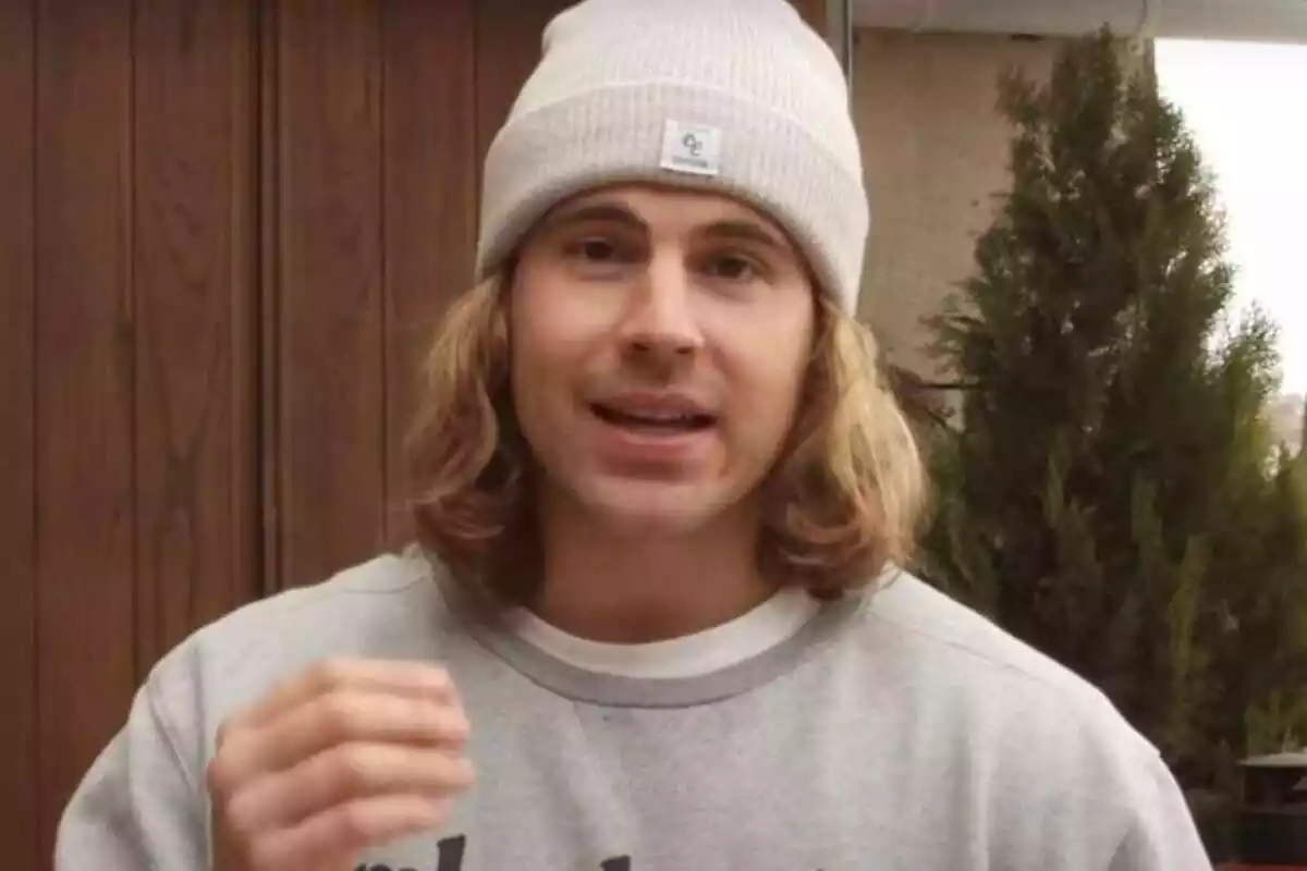 Daniel Sancho parlant al seu canal de YouTube amb una gorra Daniel Sancho parlant al seu canal de YouTube amb una gorra