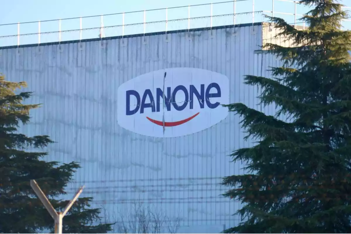 Imatge de l´exterior d´una fàbrica Danone