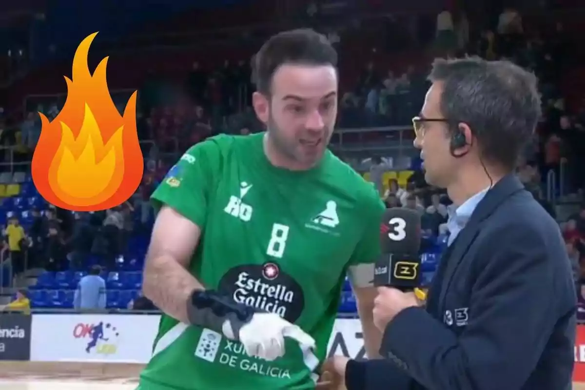 Un jugador d'hoquei sobre patins amb samarreta verda està sent entrevistat per un reporter que sosté un micròfon, mentre un emoji de foc apareix a la cantonada esquerra de la imatge.