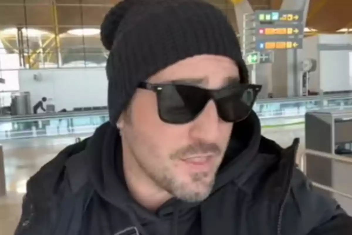David Bustamante con gorro y gafas de sol en un aeropuerto. David Bustamante con gorro y gafas de sol en un aeropuerto.