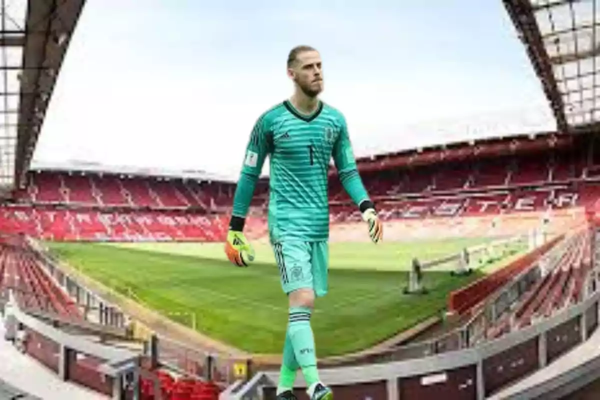 Un porter de futbol amb uniforme verd caminant en un estadi buit. Un porter de futbol amb uniforme verd caminant en un estadi buit.