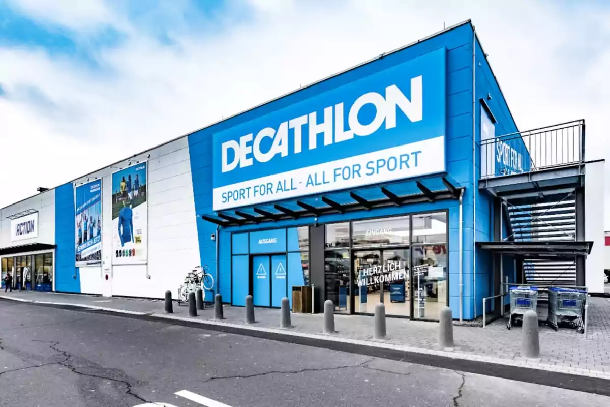 Façana d´una botiga Decathlon amb rètols i cartells promocionals al´entrada.