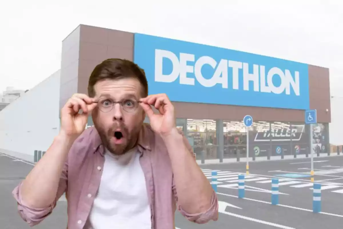 Home sorprès davant d'una botiga Decathlon