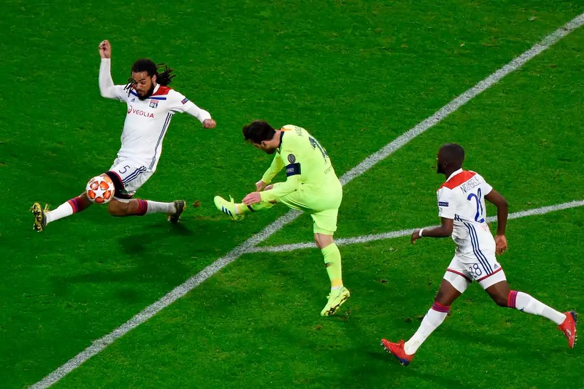 Denayer en una acció defensiva contra el Barça de Messi a la Champions Denayer en una acció defensiva contra el Barça de Messi a la Champions