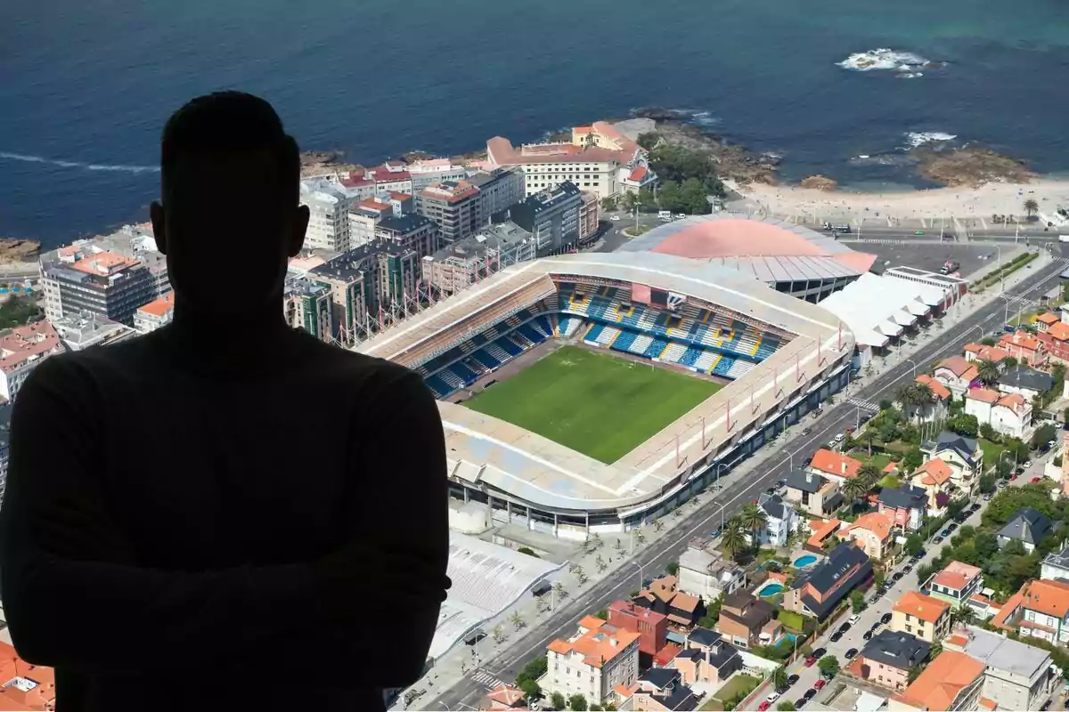 Una persona en silueta es troba davant d'un estadi de futbol i una ciutat costanera.