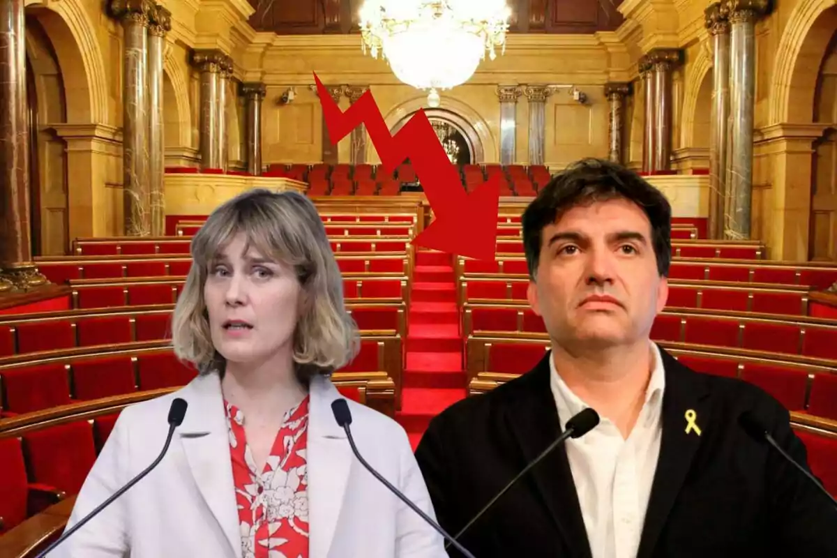 Dues persones parlant en un parlament amb una fletxa vermella descendent al fons.