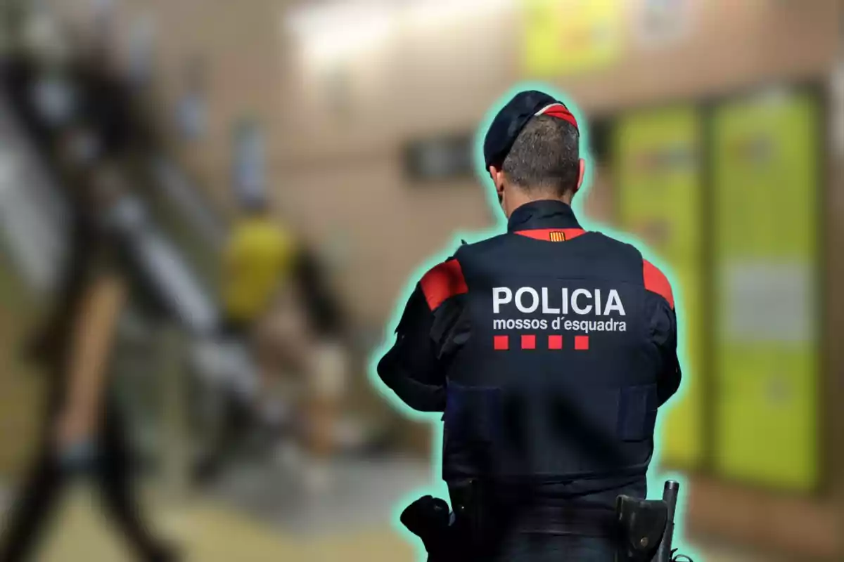 Un agent dels Mossos d'Esquadra d'esquena a una estació de metro.