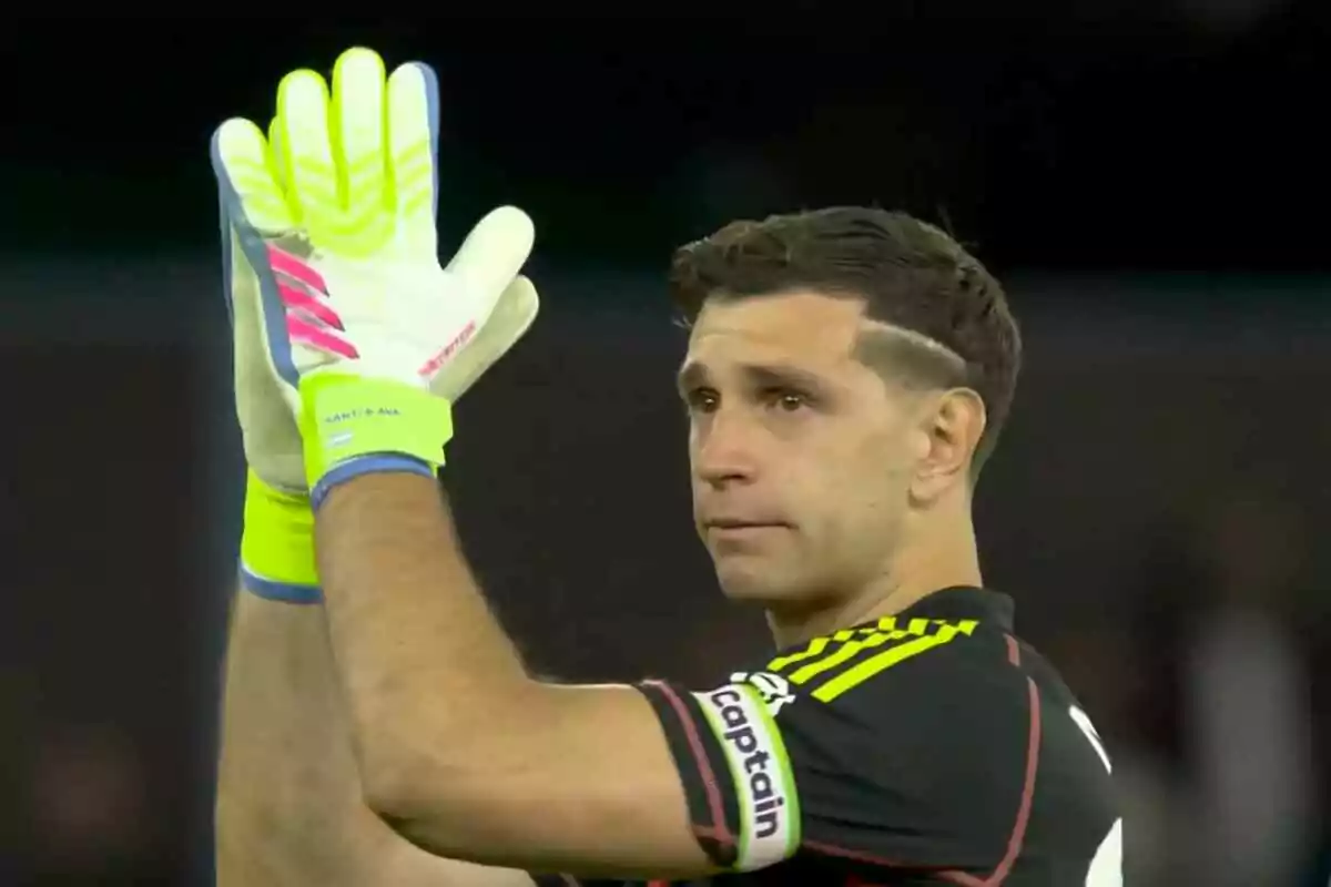 Dibu Martínez acomiadant-se dels aficionats de l’Aston Villa Dibu Martínez acomiadant-se dels aficionats de l’Aston Villa