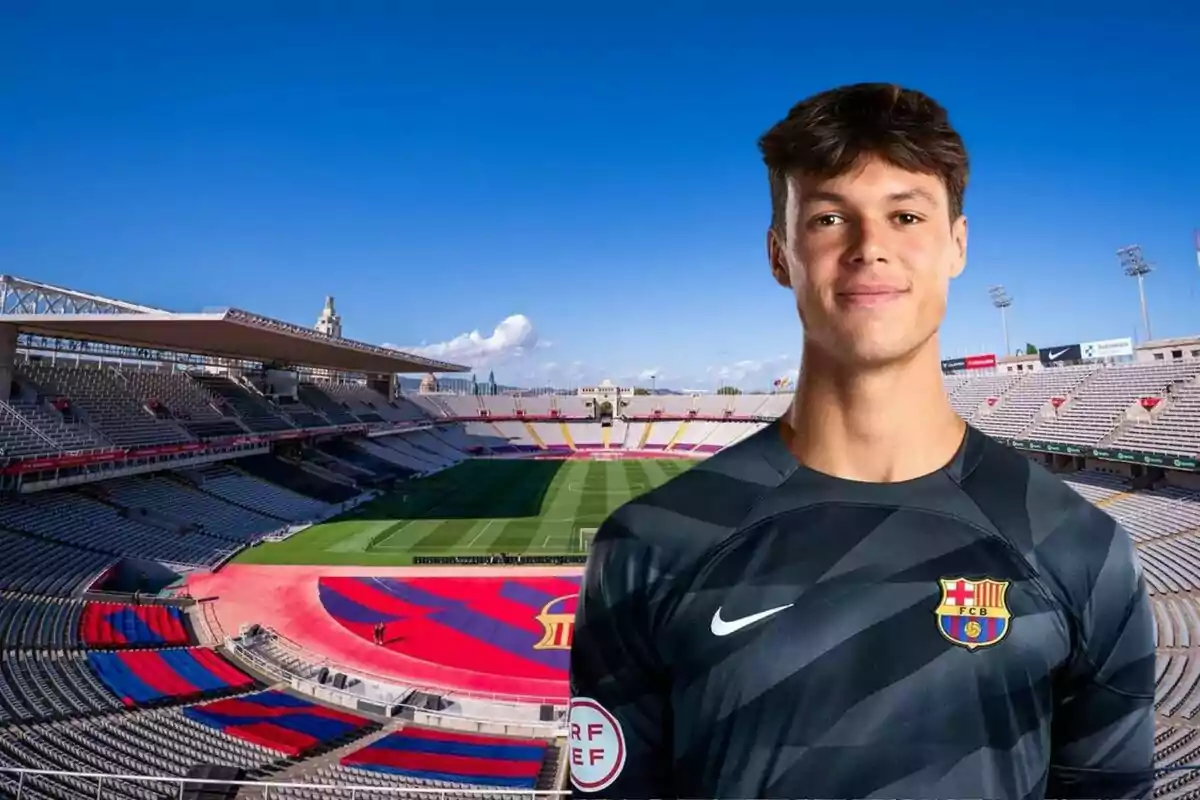 Un jugador de futbol amb l?uniforme del FC Barcelona posant davant d?un estadi buit.