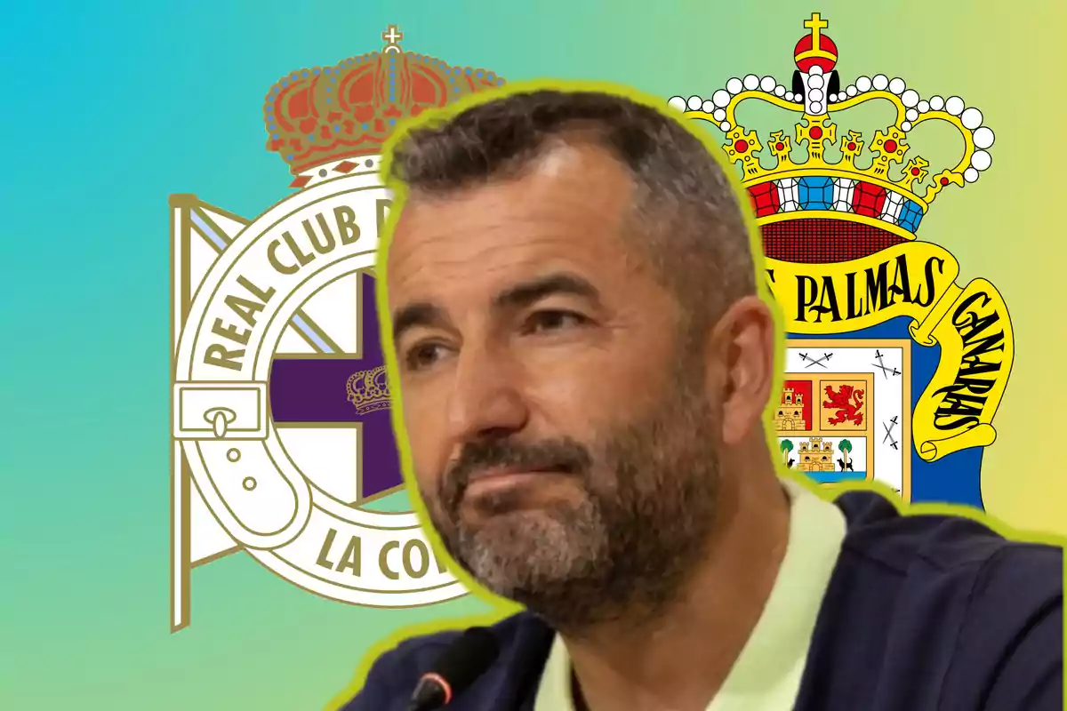 Diego Martínez i els escuts del Depor i d'UD Las Palmas