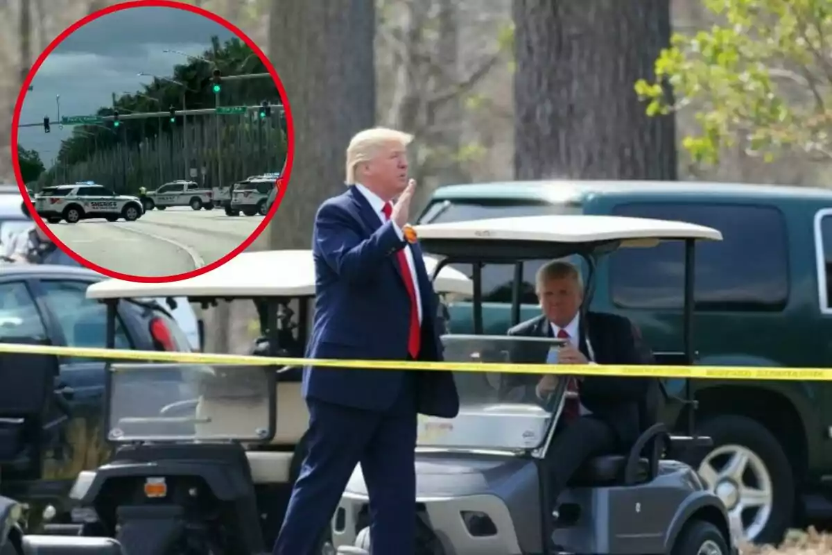 Un hombre de traje azul y corbata roja está de pie junto a un carrito de golf, mientras otro hombre está sentado dentro del carrito; en la esquina superior izquierda hay un círculo rojo que muestra una escena de varios vehículos policiales en una intersección.