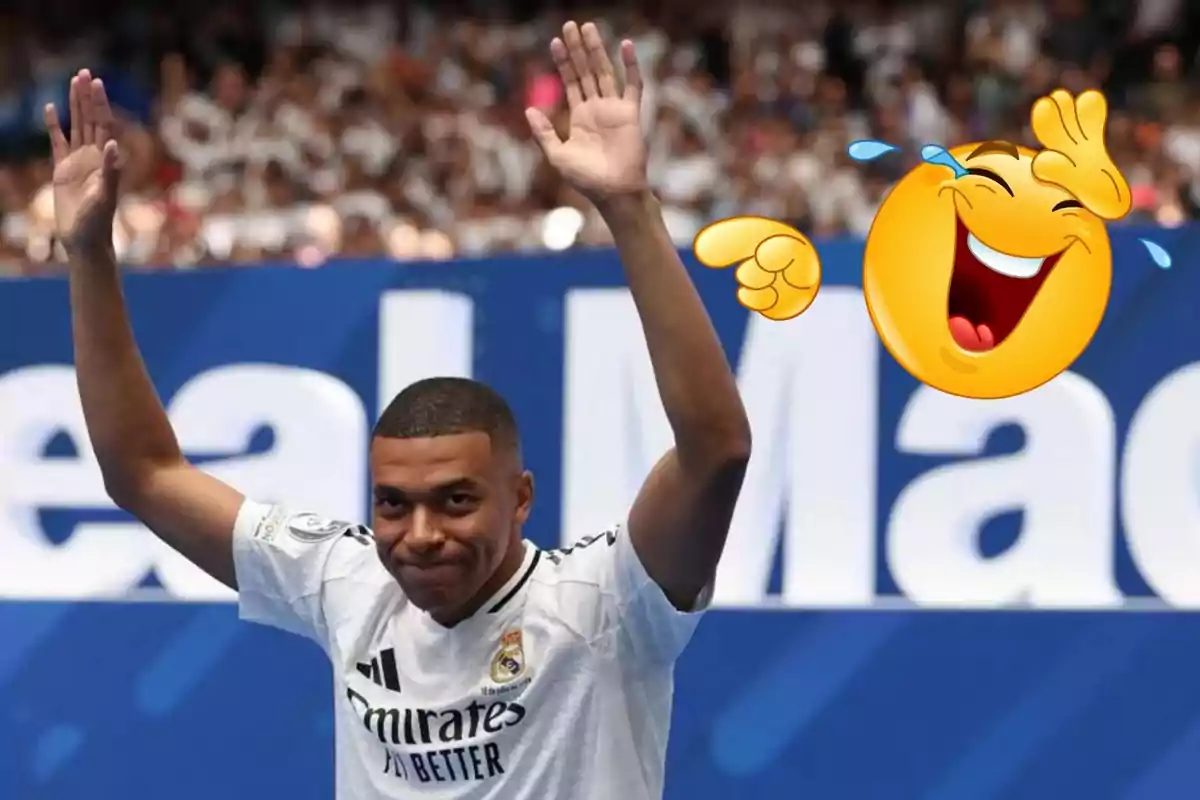 Un jugador de futbol amb la samarreta del Reial Madrid aixecant les mans, amb un emoji rient i assenyalant al fons.