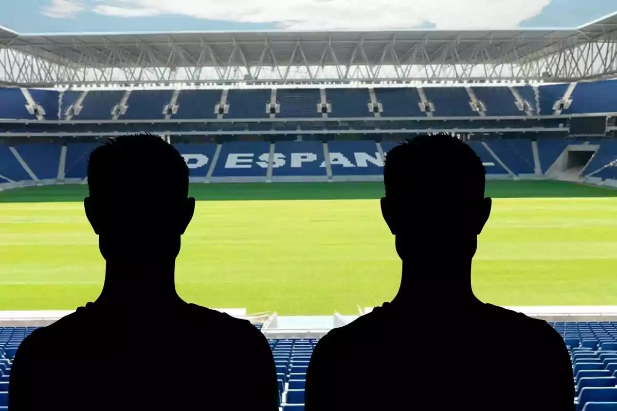 Dos siluetas de personas frente a un estadio de fútbol vacío con asientos azules y la palabra "ESPANYOL" en las gradas.