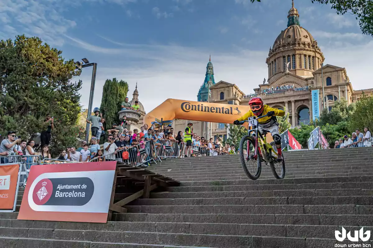 Rider baixant escales en una competència urbana a Barcelona amb espectadors