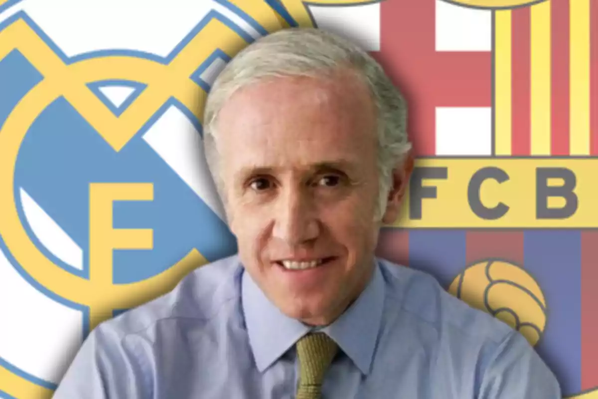 Eduardo Inda i els escuts de Reial Madrid i FC Barcelona