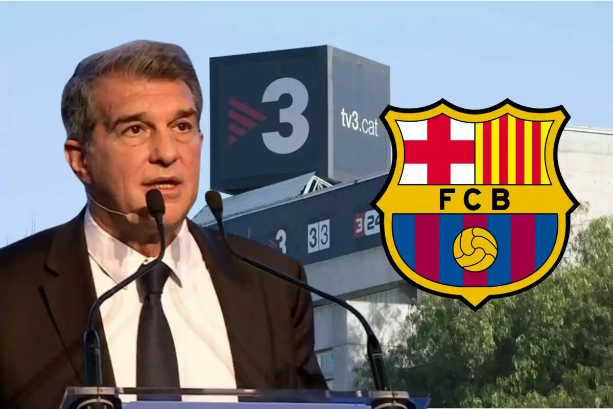 Hombre hablando en un podio con el logo del FC Barcelona y el edificio de TV3 en el fondo.