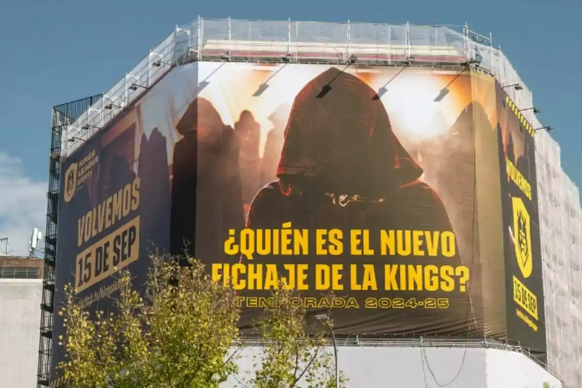 Un gran cartell publicitari en un edifici anuncia el retorn de la Kings League el 15 de setembre i pregunta Un gran cartell publicitari en un edifici anuncia el retorn de la Kings League el 15 de setembre i pregunta