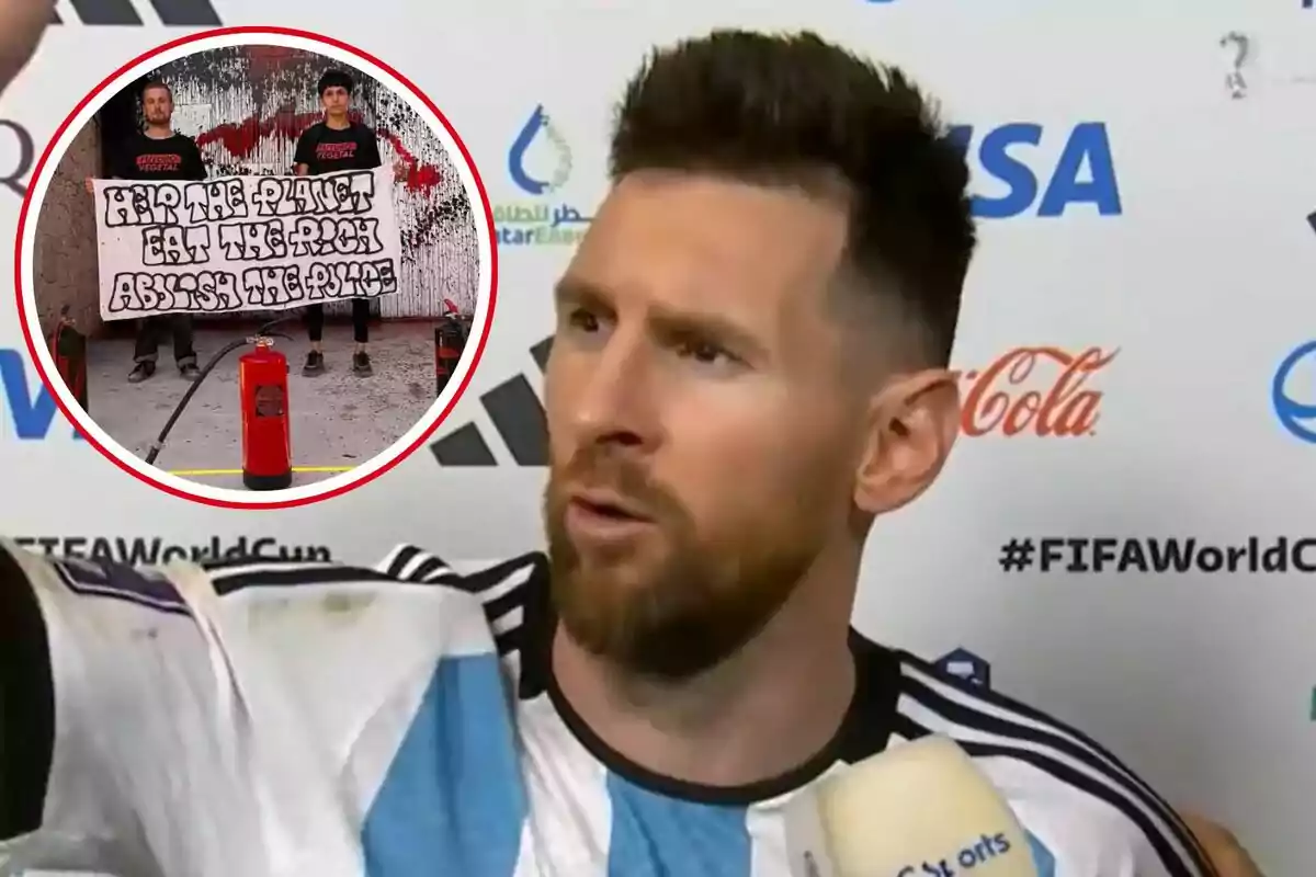 Un home amb la samarreta de la selecció argentina de futbol està sent entrevistat, mentre que en un requadre es mostra dues persones sostenint un cartell amb missatges de protesta.